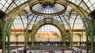 Art Paris vuelve a celebrarse bajo el tejado de cristal del Grand Palais tras años de obras.