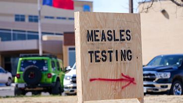 Un cartel en el exterior de una clínica médica que ofrece pruebas de detección del sarampión, el 21 de febrero de 2025, en el estado estadounidense de Texas.
