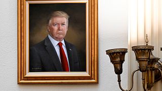 Un retrato del presidente Donald Trump cuelga de una pared en el tercer piso del Capitolio de Colorado, el lunes 24 de marzo de 2025 