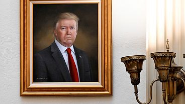 Un retrato del presidente Donald Trump cuelga de una pared en el tercer piso del Capitolio de Colorado, el lunes 24 de marzo de 2025 