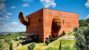 15 años de trabajo: La agitada almazara de Philippe Starck abre sus puertas en el sur de España