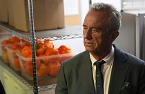 O secretário da Saúde dos EUA, Robert F. Kennedy Jr., visita um centro de distribuição de alimentos nos EUA na terça-feira, 8 de abril de 2025.