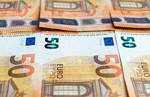 Zwitek banknotów o nominale 50 euro.