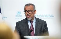 Tedros Adhanom Ghebreyesus, chefe da OMS, discursa num evento em Lyon, França, a 17 de dezembro de 2024.
