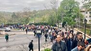 Manifestantes camino del Castillo de Buda el 15 de abril de 2025 