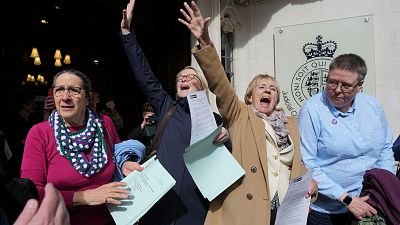 Ativistas festejam à porta do Supremo Tribunal a propósito das leis de reconhecimento do género, em Londres, 16 de abril de 2025