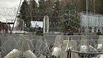 Guardas fronteiriços polacos olham para leste para a Bielorrússia no ponto de passagem Połowce-Pieszczatka em Polowce, Polónia, quinta-feira, 16 de janeiro de 2025.