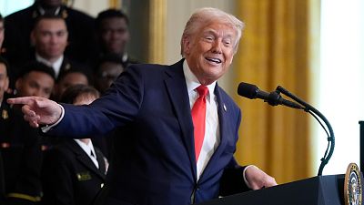 O Presidente Donald Trump discursa durante a entrega do troféu Commander-in-Chief à equipa de futebol Navy Midshipman na Sala Leste da Casa Branca, 15 de abril de 2025