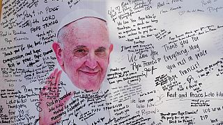 Um quadro de mensagens para o falecido Papa Francisco está coberto de escritos de devotos católicos à porta da Paróquia de São Pedro na cidade de Quezon, Filipinas, quinta-feira, 24 de abril de 2025. 