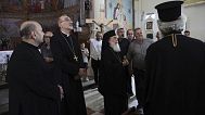 El Patriarca Latino Pierbattista Pizzaballa (segundo por la izquierda) y el Patriarca Ortodoxo Griego Teófilo III (centro), líderes de la Iglesia en Israel y Palestina.