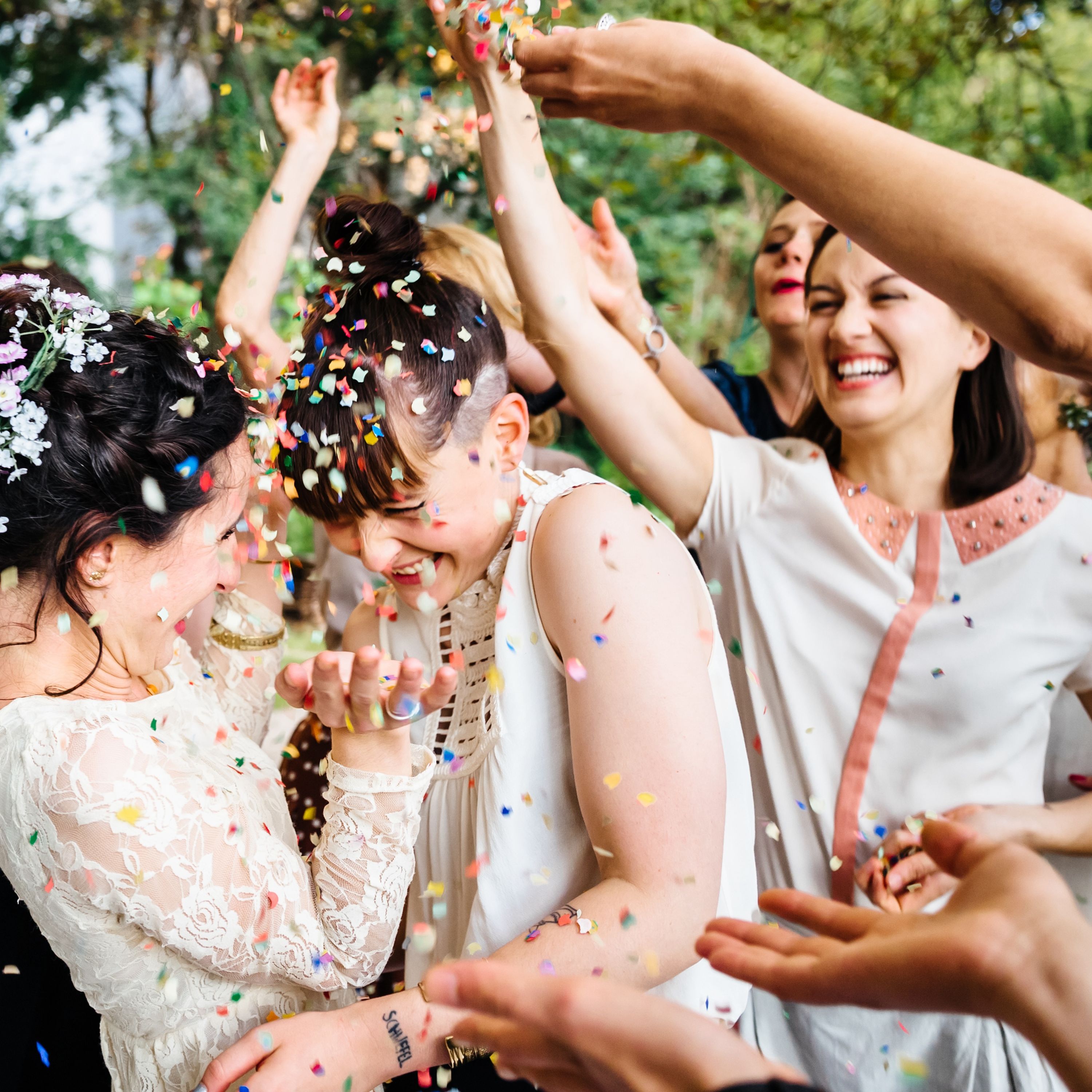 Traumdeutung Hochzeit: Eine Hochzeit mit Menschen, die Konfetti werfen