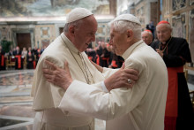 Predchádzajúci dvaja pápeži František a Benedikt XVI. pochádzali z Argentíny a Nemecka. Šancu majú teraz kandidáti z Ázie i Afriky. FOTO: Reuters