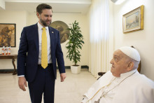 Pápež František a americký viceprezident J. D. Vance počas stretnutia pred udelením tradičného požehnania Urbi et orbi (Mestu a svetu) na konci veľkonocčnej omše. FOTO: TASR/AP