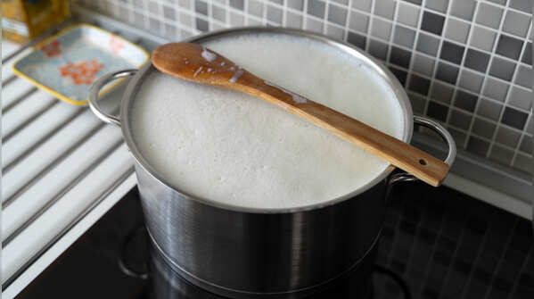 Use clean and dry utensils
