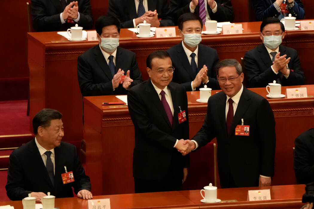 去年人大会的场景： 左为习近平，中为前总理李克强，右为李强。