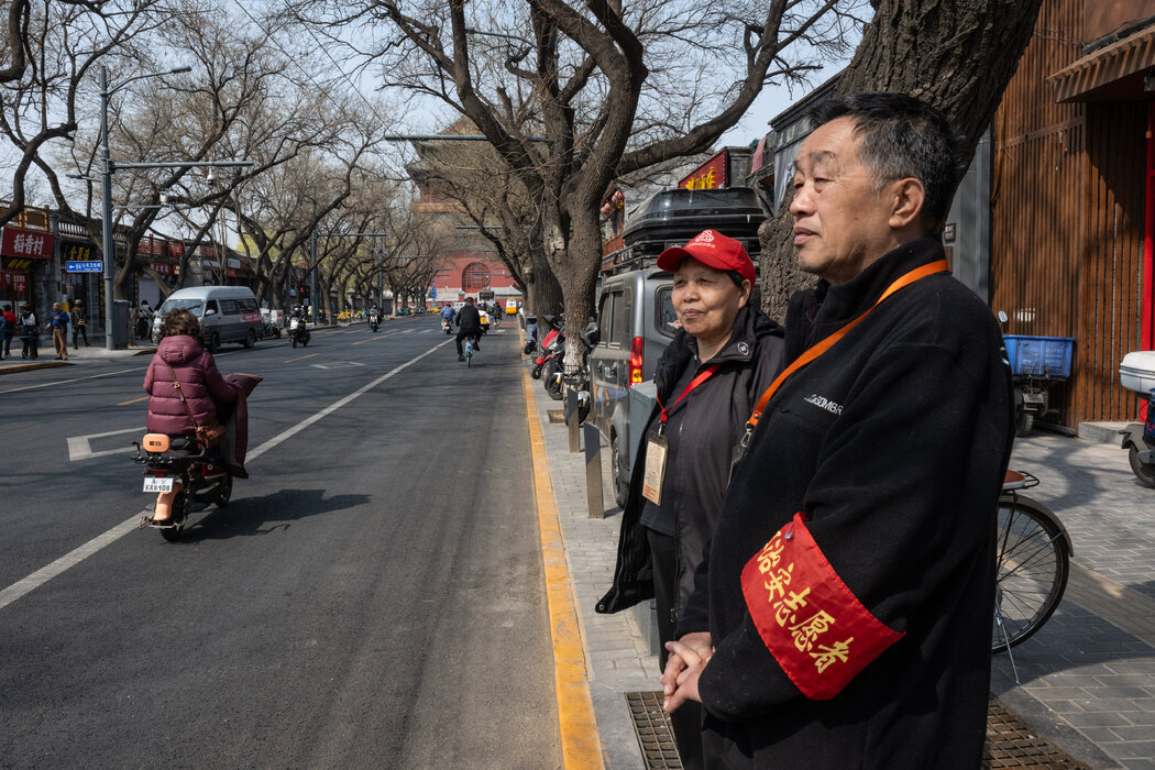 4月，北京一條馬路上的居委會志願者。在習近平領導下，「維穩」——遏制社會問題和壓制異見的統稱——日益成為中國的當務之急。