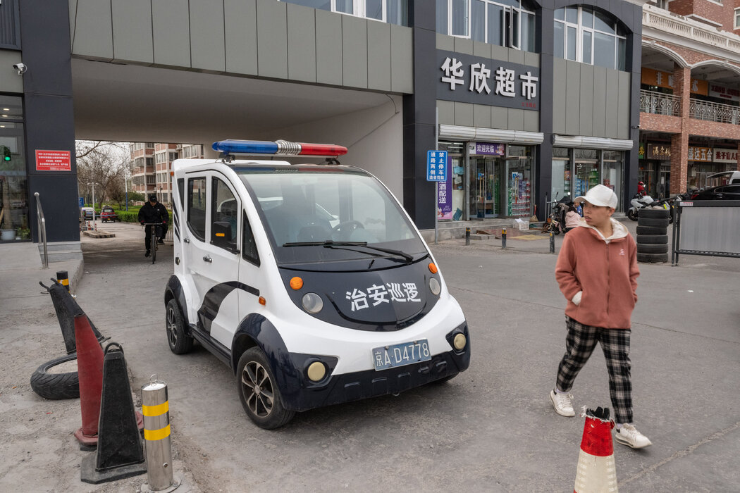 京郊張家灣一個公寓樓入口處停著一輛警車。警察的身影可能讓人感到不安，但一些居民也表示感到更安全了。
