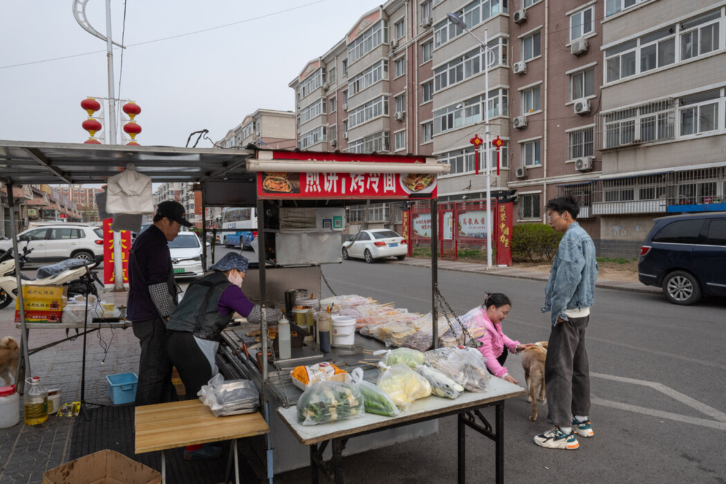 張家灣一個住宅小區外賣煎餅、油餅早餐的攤點，攝於今年4月。一些商販抱怨說，政府會限制可以擺攤的區域，這給他們製造了更多的困難。