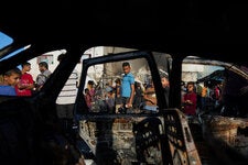 Palestinos en el patio del Hospital de los Mártires de al-Aqsa en Deir al Balah, en el centro de Gaza, tras el mortífero ataque del lunes.