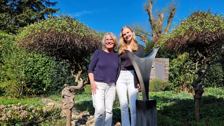 Jantine de Nooij (links) die een verhaal vertelt en zangeres Iris Versluis, die het lied ‘De vogels zingen jouw naam’ ten gehore brengt.

 