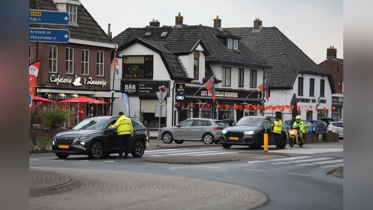 De politie controleert op de Dorpsstraat in Renswoude automobilisten op het gebruik van alcohol.
