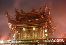 Taipei (台北) Der Lungshan-Tempel in Taipei ist besonders bei strömendem Regen (nicht selten in Taipei) am schönsten. Die Anlage ist extrem gut besucht.