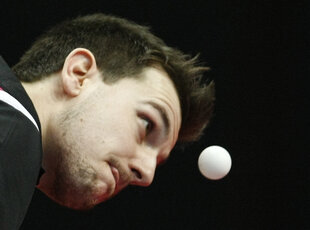 Timo Boll mit Ball.