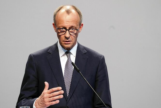 Friedrich Merz, Unions-Kanzlerkandidat und CDU-Parteichef, spricht bei einer Pressekonferenz der Parteivorsitzenden von Union und SPD zur Vorstellung des Koalitionsvertrages im Paul-Löbe-Haus