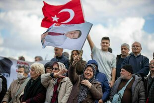 Vor dem Silivri-Gefängnis: De­mons­tran­t*in­nen schwenken türkische Fahnen und halten Porträts von Imamoğlu in die Höhe
