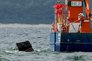 Das Forschungsschiff "Clupea" vom Rostocker Thünen-Institut für Ostseefischerei ist für ein mehrwöchiges Forschungsprojekt zur Grundschleppnetz-Fischerei auf der Ostsee vor Kühlungsborn unterwegs und bringt ein Schleppnetz mit Scherbrettern aus