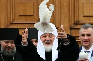 Patriarch Kirill von Moskau lässt nach einem Gottesdienst zum Fest der Verkündigung eine weiße Taube fliegen