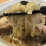 ド豚骨 貫 - ド豚骨麺リフト　スープが絡んでる