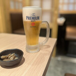 Private rooms Izakaya Sato Enbuefu Hishinagawatawaten - 生ビールとお通し(ごぼう煮)