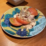 トリベーネ - 冷やしフルーツトマトと燻製クリームチーズのごまソースがけ