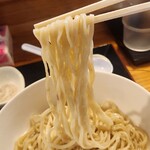 らぁ麺 結 - 麺はフスマ入り平打ち