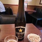 居酒屋ふみ - まずはサッポロ黒ラベルとお通しの牛蒡サラダ