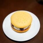 銀座ベーカリー - カステラビスケットは、ビスケット生地も純生クリームも驚くほど軽い口溶け感