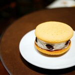 銀座ベーカリー - 紙の包みに入れてくれるので、買ってすぐに食べ歩きも可能