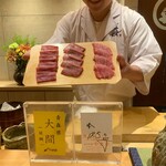 鮨 匠海 - お待たせしました。本日の鮪のお披露目です。24日熟成だって。このまま、しばし室温にて待機。