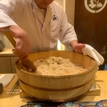 鮨 匠海 - 親方自慢の合わせ酢をかけ回しシャリ切りからしばしの馴染みの時間を経て1番好きな酢飯に進化します。本当に美味いんですよ。