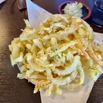 信州蕎麦の草笛 - 野菜かき揚げもボリューム満点。