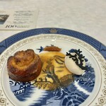 byebyeblues TOKYO - デザート　天然酵母の薔薇のタルト　酒粕とゴルゴンゾーラのジェラート　カカオハスクのソース