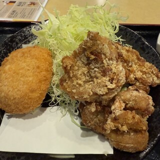 味里 - 料理写真:特製若鶏の唐揚げ（３個）とチーズ入りコロッケセット定食