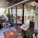 ジャスミンタイ - ビルの2階とは思えないような植物のえんとらんす