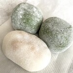 おもちや て - 料理写真:豆餅¥130込、蓬大福¥140込　(2025/2/下旬時点)
