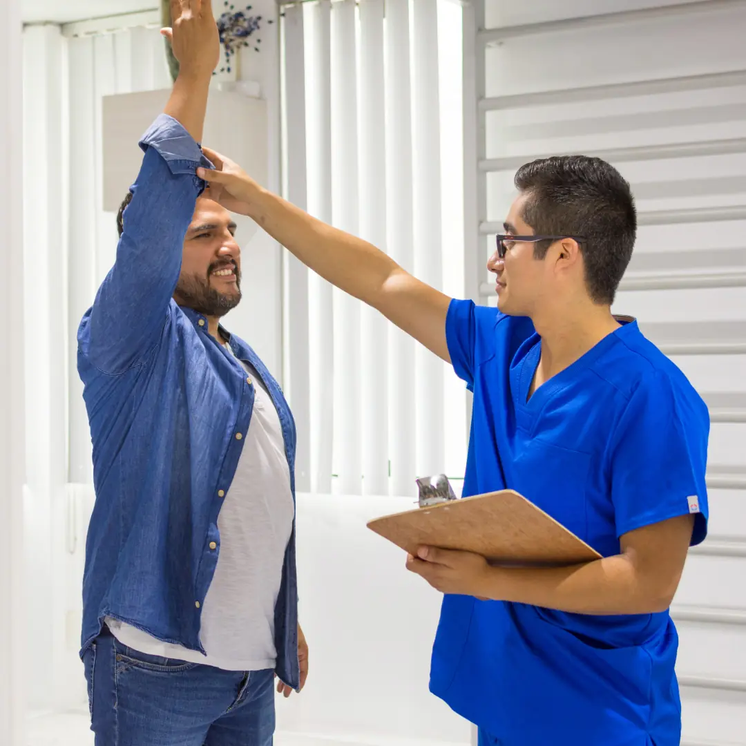 hombre evaluando postura