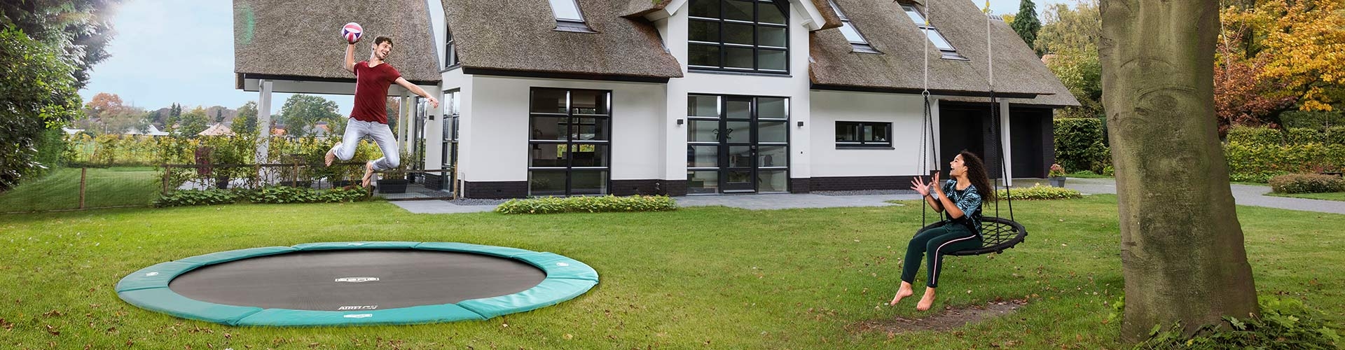 Flatlevel trampolines