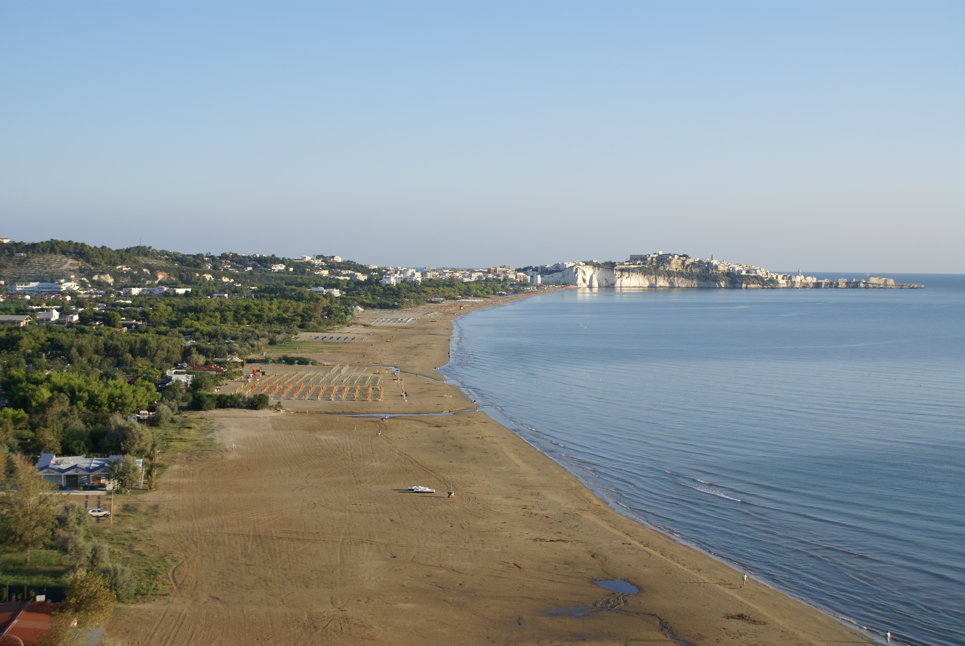 Vieste, la spiaggia di Pizzomunno e la città sullo sfondo