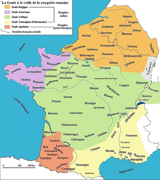 alt=Carte de La Gaule avec les peuples celtes à la veille de la conquête romaine : Orange : Gaule Belgique Violet : Armorique Vert : Gaule Celtique (Lyonnaise)