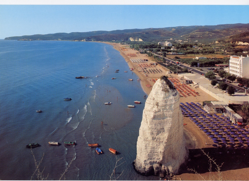 Pizzomunno e la spiaggia del Castello